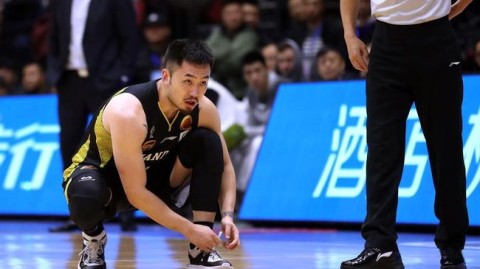 新疆男篮2026赛季球员号码全揭秘：从混乱中坚守，儿子娃娃的倔强永不褪色