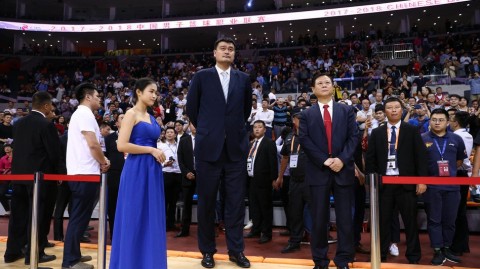 姚明颁奖致敬“林叔”：CBA首位突出贡献奖得主陈林的篮球传奇